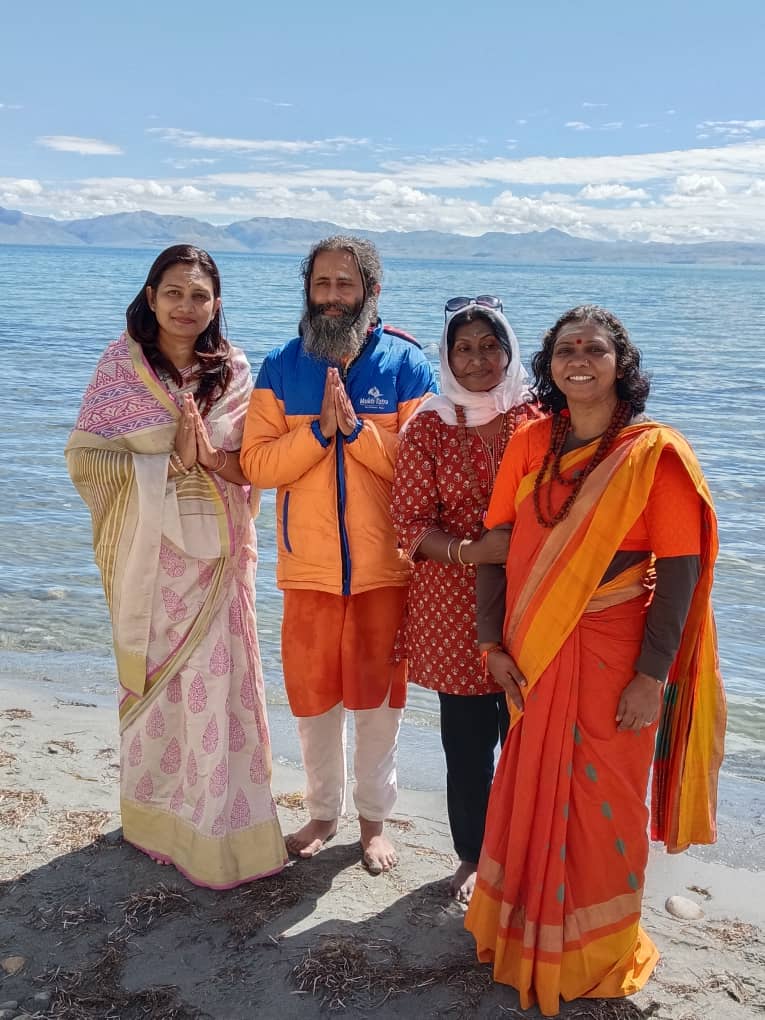 Guru Pandey with a guest at Mansarovar